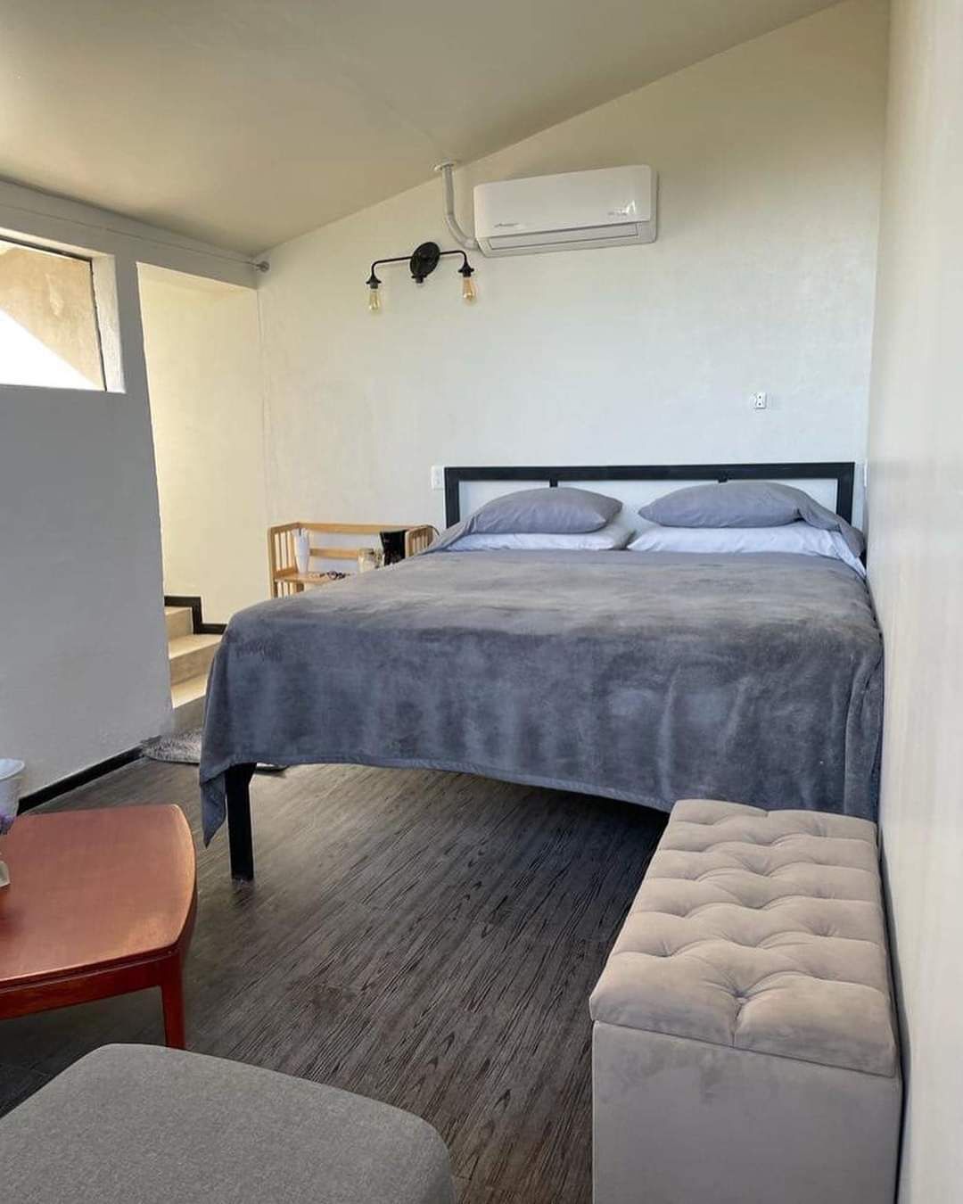 Vil·la superior, 1 llit de matrimoni gran i sofà llit | Roba de llit d'alta qualitat, cobrellits i decoració individual 