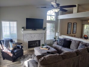 Smart TV, chimenea, reproductor de DVD y videoteca 