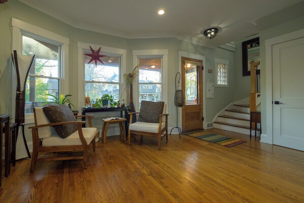 Interior - Furnished 2-Bed, 1.5-Bath Home – Old Irving Park – Perfect for Longer Stays! (Chicago)