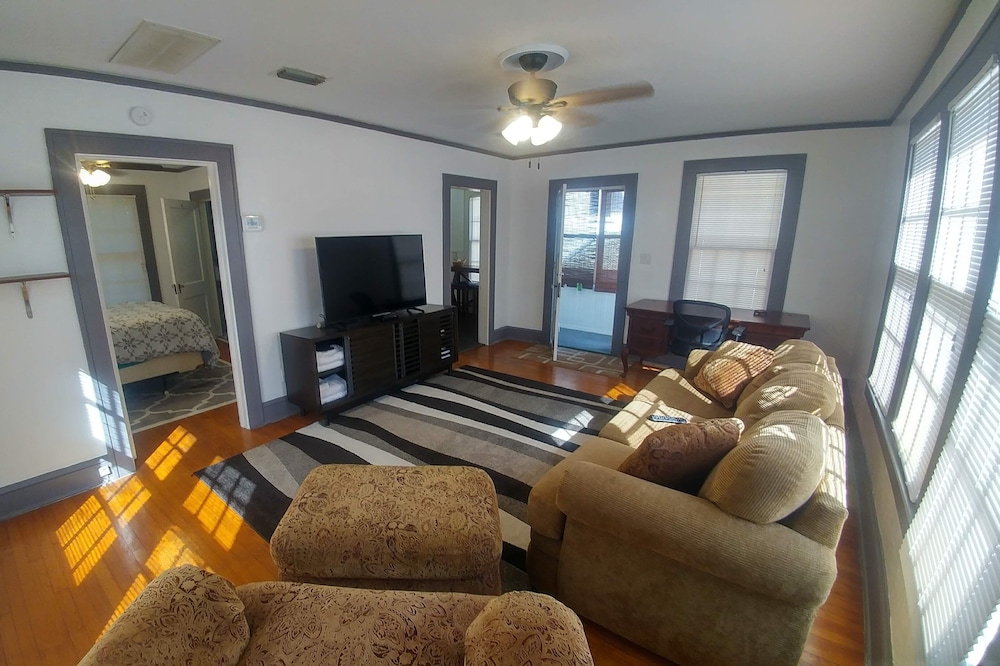 Downtown Upstairs Guesthouse