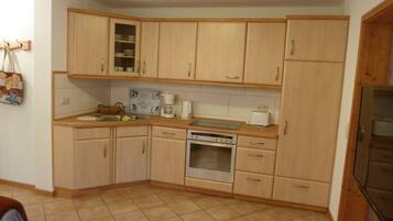 Kühlschrank, Mikrowelle, Herdplatte, Geschirrspüler