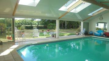 Alberca techada y alberca al aire libre