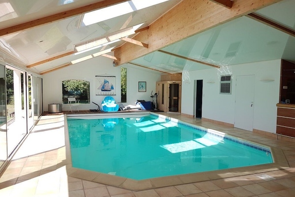 Innendørsbasseng og utendørsbasseng