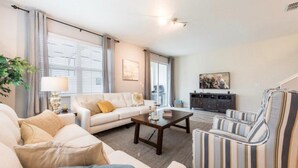 Appartement, 5 slaapkamers | Woonkamer | Televisie
