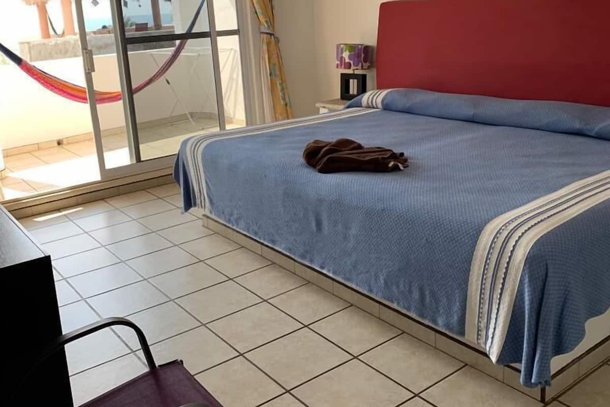 Caja de seguridad en la habitación, wifi gratis y ropa de cama
