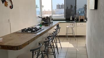 Departamento | Cocineta privada | Parrilla de estufa, licuadora y utensilios de cocina