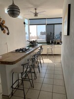 Placa de cocina, licuadora, utensilios de cocina