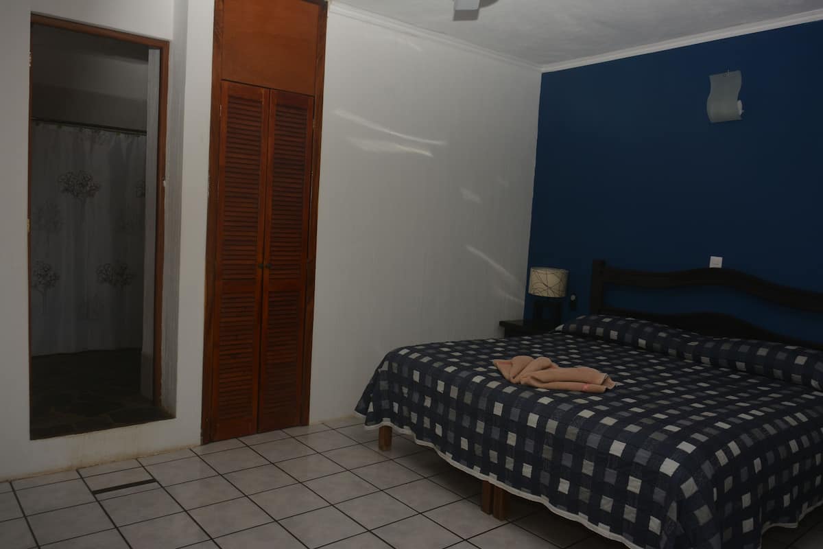 Caja de seguridad en la habitación, wifi gratis y ropa de cama