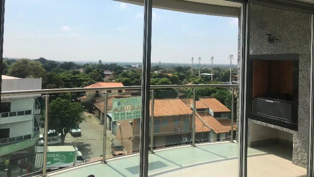 A balcony with a clear view of a cityscape, including buildings and greenery. - Edificio Mirage - Zona Vip de Asunción (Asunción)