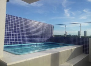 Kauden mukainen ulkouima-allas