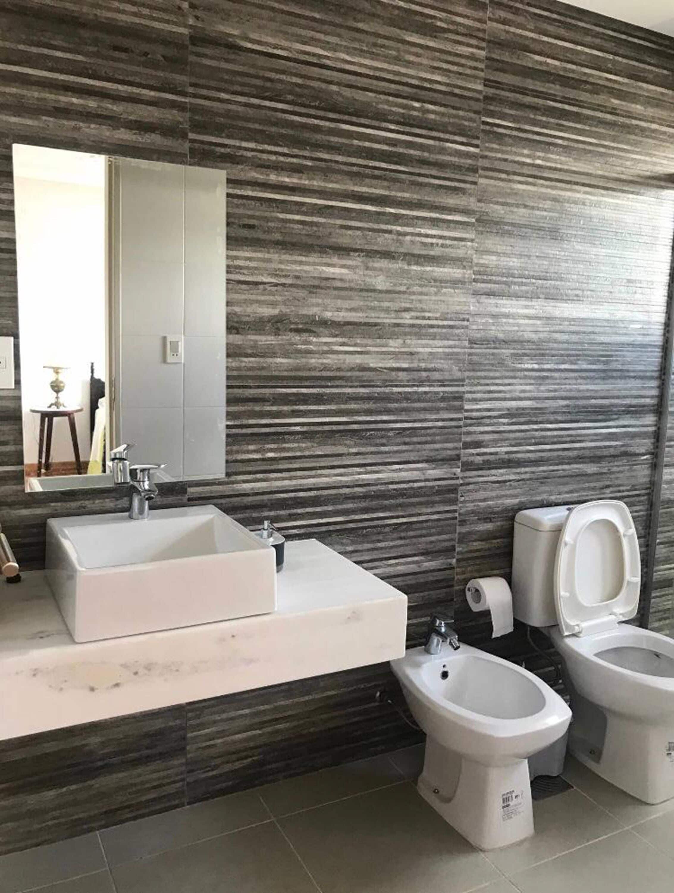 Deluxe appartement, 2 slaapkamers, privébadkamer | Badkamer | Een douche, handdoeken