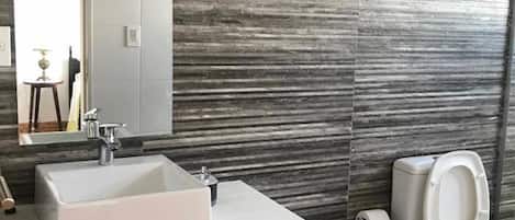Appartement Deluxe, 2 chambres, salle de bain privée | Salle de bain | Douche, serviettes fournies