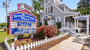A sign for Scarborough Faire, a duck's original shopping village, with a treehouse coffee co. and a treehouse open sign. - Adorable Beach house in Duck with Hot Tub, Pet friendly.  Roof top deck! (Duck)