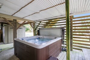 Terrace/patio - Adorable Beach house in Duck with Hot Tub, Pet friendly.  Roof top deck! (Duck)