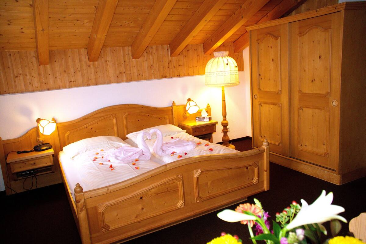 Laptop workspace, free cots/infant beds, free WiFi
