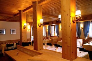 Aperto a colazione, pranzo e cena, cucina asiatica 