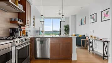 冰箱、微波炉、烤箱、炉灶