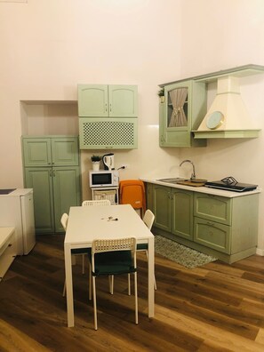 ثلاجة، ميكروويف، فرن، موقد طهي مسطح