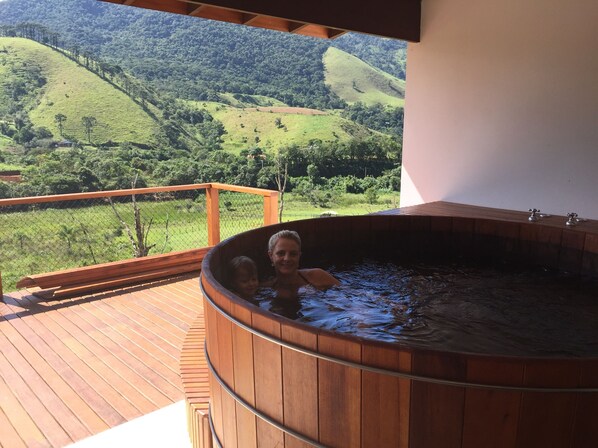 Tina de hidromasaje al aire libre