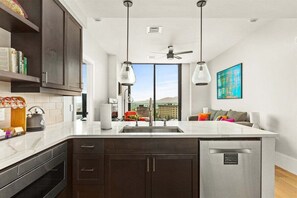 Réfrigérateur, four à micro-ondes, un four, surface de cuisson