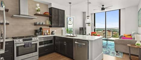 Una cocina moderna con electrodomésticos de acero inoxidable, una isla grande y vistas a la ciudad.