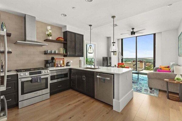 Jääkaappi, mikroaaltouuni, uuni, liesi