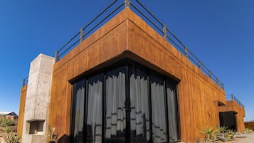 Vista frontal de la propiedad