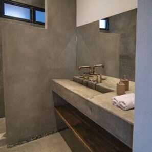 Lyxvilla | Badrum | Dusch, gratis toalettartiklar, handdukar och tvål