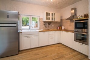 Réfrigérateur, micro-ondes, four, lave-vaisselle