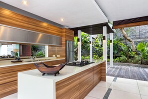 Villa Deluxe, 3 chambres, fumeurs, vue piscine | Cuisine privée | Grand réfrigérateur, micro-ondes, plaque de cuisson