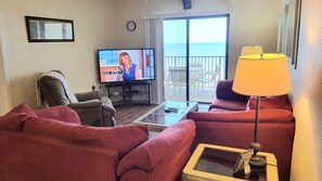 Smart-TV, DVD-spiller og bøker