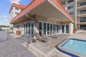 Un hôtel doté d’une piscine, d’un espace extérieur aménagé et d’un patio couvert.