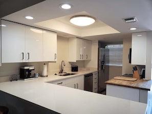 Wasserkocher mit Kaffee-/Teezubehör, Kühlschrank, Mikrowelle, Ofen