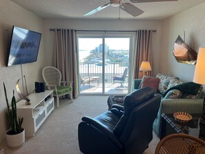 Smart-TV, DVD-spiller og bøker