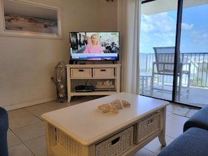TV connectée, lecteur de DVD, livres