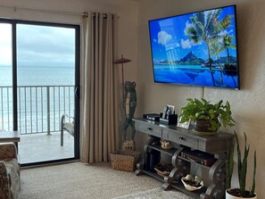 Smart-TV, DVD-spiller og bøker