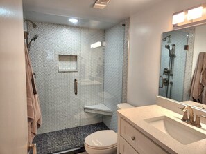 Badewanne, Haartrockner, Handtücher, Toilettenpapier