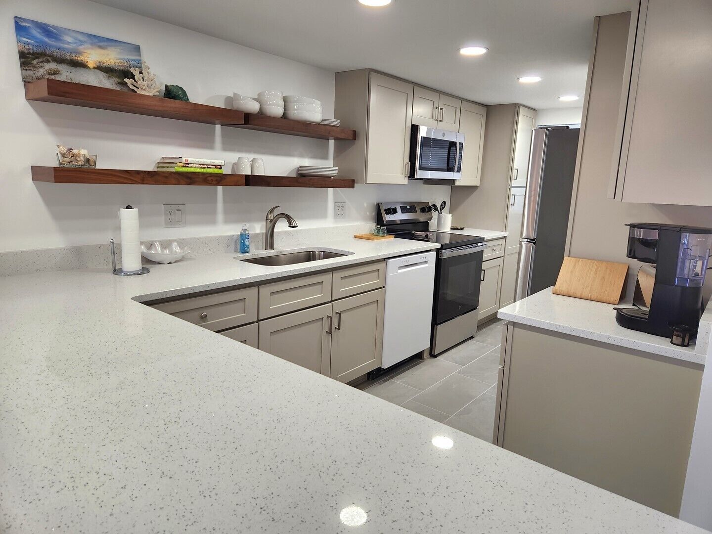 Geladeira, micro-ondas, fogão, cooktop