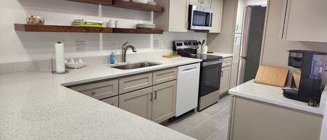 Geladeira, micro-ondas, fogão, cooktop