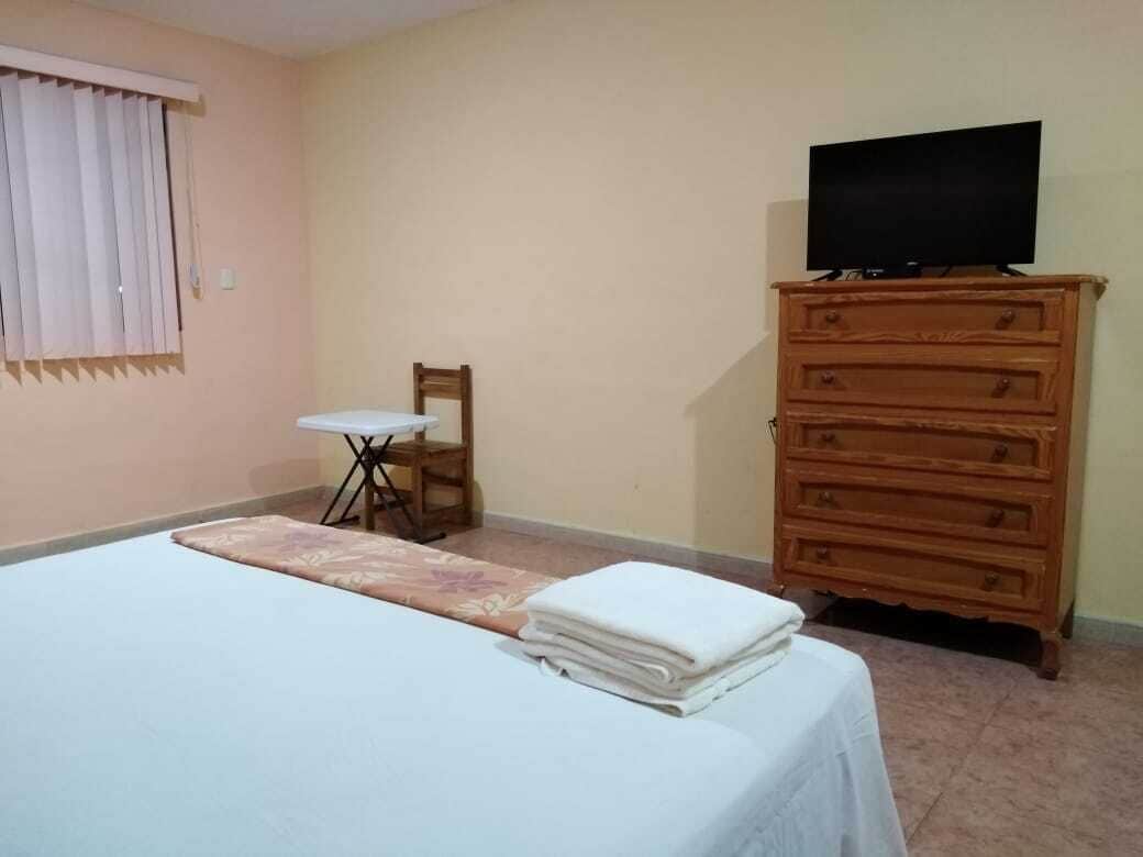 Habitación básica doble | Edredón, muebles diferentes y tabla de planchar con plancha 