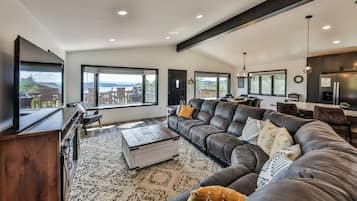 Smart-tv, eldstad, tv-spel och böcker