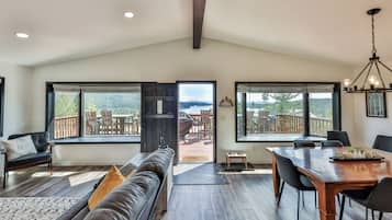 TV connectée, cheminée, jeux vidéo, livres