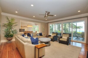 Una televisión, una mesa de tenis de mesa, un reproductor estéreo