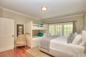 6 bedrooms, iron/ironing board, WiFi, bed sheets