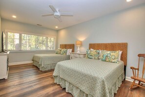 5 bedrooms, desk, iron/ironing board, WiFi
