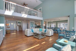 Televisio, DVD-soitin, pöytätennispöytä