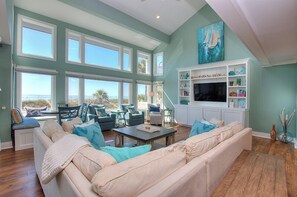 Televisio, DVD-soitin, pöytätennispöytä