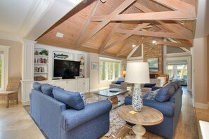 Een televisie, een open haard, een dvd-speler en een stereo