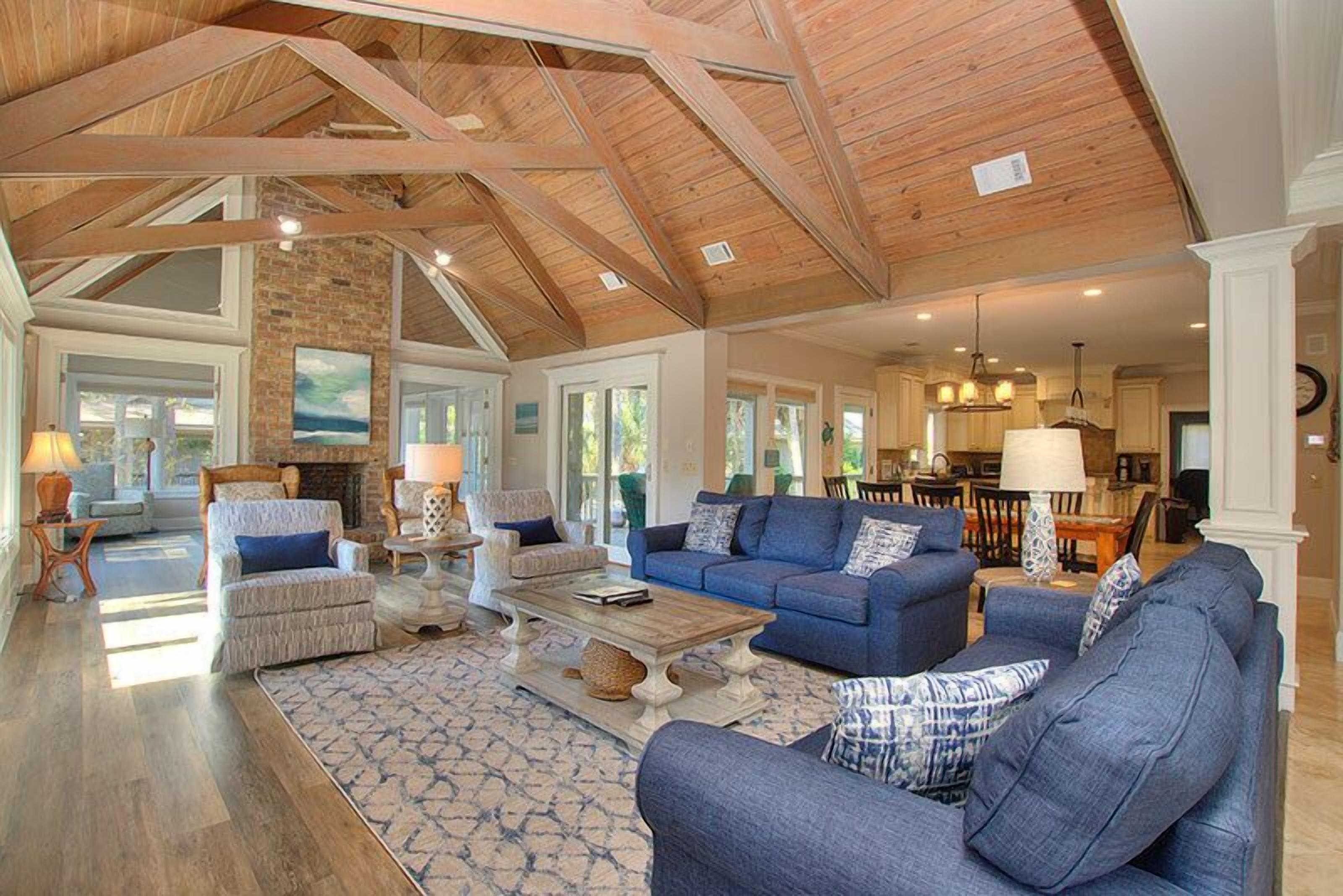 TV, caminetto, lettore DVD, impianto stereo