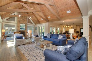 Een televisie, een open haard, een dvd-speler en een stereo